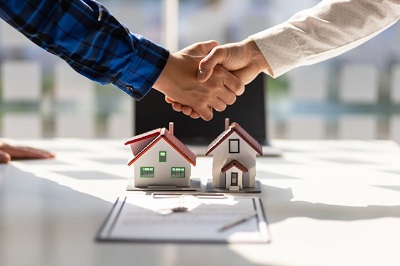The Role of Mortgage Brokers in Finding the Best Interest Rates for Refinance Home Loans